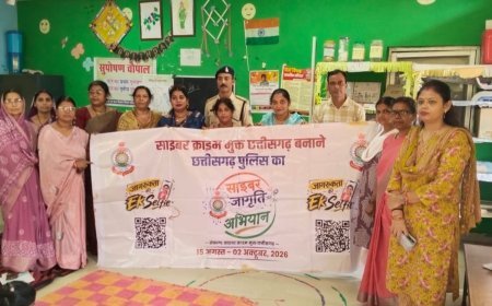 कबीरधाम पुलिस ने महिलाओं और छात्राओं को स्मार्टफोन प्राइवेसी व सुरक्षित ब्राउज़िंग के प्रति किया जागरूक