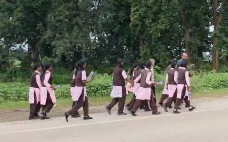 स्कूल से कलेक्ट्रेट तक छात्राओं का पैदल मार्च, बिजली और शिक्षकों की कमी को लेकर जताई नाराजगी