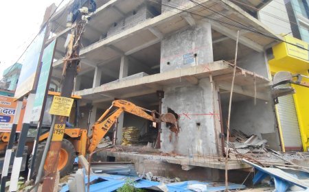 चंगोराभाठा में अनुमति के विपरीत बन रहे व्यावसायिक भवन पर नगर निगम की कार्रवाई
