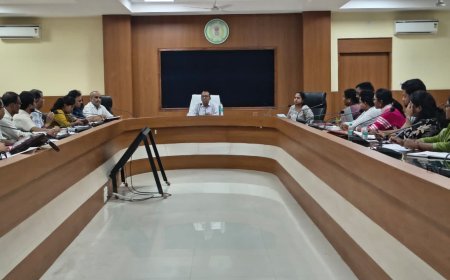 कलेक्टर अजीत वसंत ने आवासीय विद्यालयों की ली समीक्षा बैठक, शिक्षा और सुविधाओं की गुणवत्ता पर दिया जोर