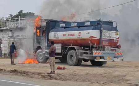 हाइवे पर पेट्रोल-डीजल से भरे टैंकर में लगी भीषण आग, मचा हड़कंप; चालक-कंडक्टर ने बचाई जान