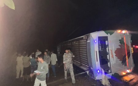 बालाघाट में नारायण बस पलटी, 45 यात्री थे सवार; अर्टिगा से टकराने के बाद हुआ हादसा