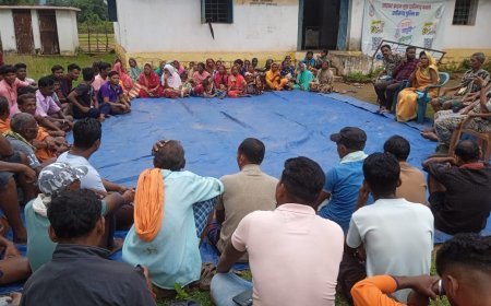 प्लाटपारा में निको माइंस के ट्रकों की पार्किंग पर ग्रामीणों का विरोध, बोले- गांव में नहीं होगी पार्किंग