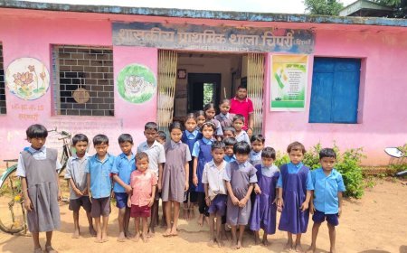 दिव्यांग शिक्षक की मिसाल: 7 साल से बिना मानदेय बच्चों को पढ़ा रहे बिमल मरकाम, अब सम्मान की उम्मीद