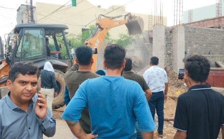 रायपुर के चंगोराभाठा में नगर निगम की कार्रवाई, अनुमति के विपरीत बनाए जा रहे व्यवसायिक भवन के अनाधिकृत हिस्से को हटाया