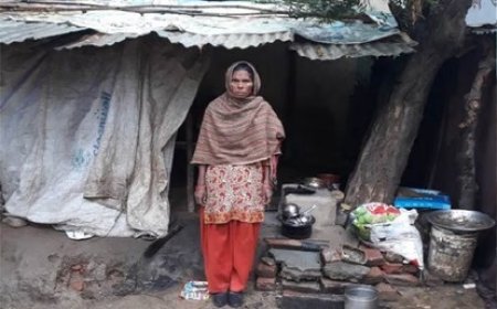 कच्चा मकान ढहा तो गौशाला के टीन शेड में रहने को मजबूर बुजुर्ग आदिवासी महिला, PM आवास का इंतजार
