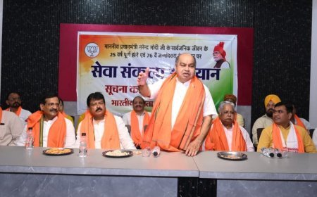 प्रधानमंत्री मोदी के जन्मदिवस पर वृद्धाश्रम पहुंचे पुरन्दर मिश्रा, वृद्धजनों को फल वितरित कर लिया आशीर्वाद