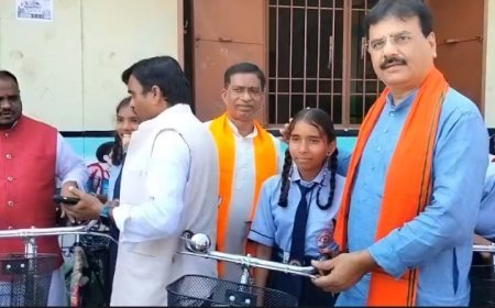 सिंघौरी में 65 छात्राओं को मिली सरस्वती साइकिल, विधायक दीपेश साहू ने किया वितरण