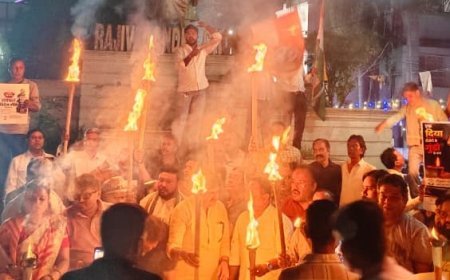रायपुर में जनहित के मुद्दों को लेकर कांग्रेस का मशाल मार्च, गांधी मैदान से राजीव गांधी चौक तक प्रदर्शन
