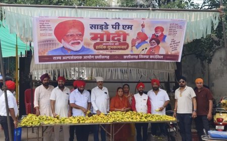 प्रधानमंत्री नरेंद्र मोदी के जन्मदिवस पर गुरुद्वारा साहिब में अरदास, राहगीरों को फल वितरण