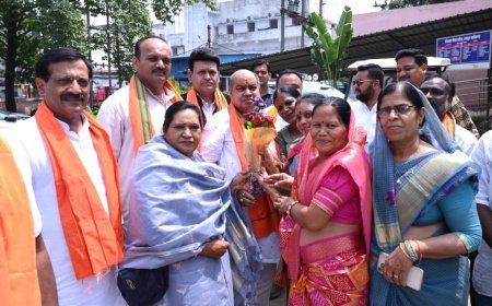 सेवा संकल्प अभियान के तहत मेकाहारा पहुंचे विधायक पुरन्दर मिश्रा, मरीजों को बांटे फल