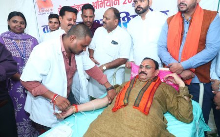 सेवा संकल्प अभियान का शुभारंभ, स्वास्थ्य मंत्री श्याम बिहारी जायसवाल ने किया रक्तदान