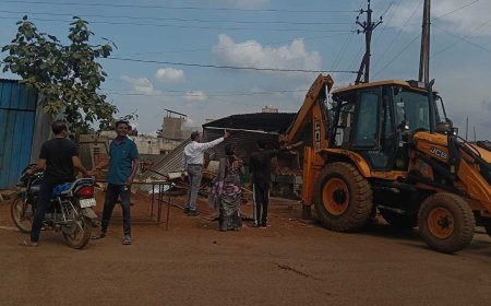 कोहका चौक में चला बुलडोजर, अवैध गुमटियां और ठेले हटाए गए