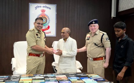 कबीरधाम साइबर पुलिस की बड़ी सफलता, 100 गुम मोबाइल बरामद; 25 लाख की संपत्ति मालिकों को लौटाई