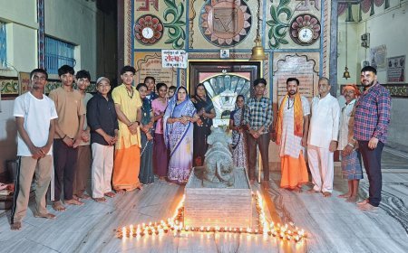 शिव धाम कोड़िया में जलाए गए सैकड़ों दीप, ग्रामीणों ने प्रधानमंत्री के दीर्घायु की कामना की