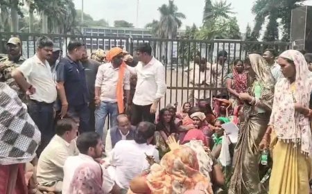 दीपका खदान विस्तार के विरोध में ग्रामीणों का प्रदर्शन, जीएम कार्यालय पर जड़ा ताला