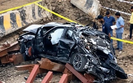 मुंबई कोस्टल रोड पर BMW ब्रिज से नीचे गिरी, तीन की मौत और एक गंभीर घायल