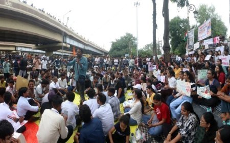 इंदौर में NEET पेपर लीक के खिलाफ आंदोलन से जुड़ी छात्रा राहुल गांधी के कार्यक्रम में पहुंची