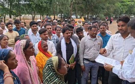 पक्की सड़क की मांग को लेकर ग्रामीणों ने अपर कलेक्टर को सौंपा ज्ञापन, आंदोलन की चेतावनी