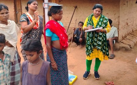 11 किमी पैदल चलकर लोहागांव पहुंची स्वास्थ्य टीम, 62 ग्रामीणों की जांच