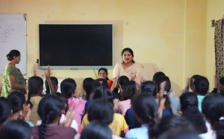 कांकेर में बच्चियों से आत्मीय संवाद, डॉ. वर्णिका शर्मा ने जानी समस्याएं