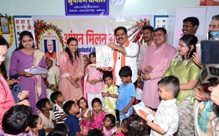 आंगन मिलन सेवा में बच्चों से घुले-मिले उप मुख्यमंत्री विजय शर्मा, खिलौने और चॉकलेट बांटकर बढ़ाया उत्साह