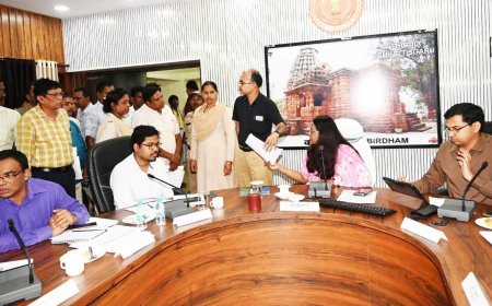 कलेक्टर तुलिका प्रजापति ने जनदर्शन में सुनी नागरिकों की समस्याएं
