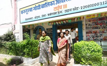 कलेक्टर तुलिका प्रजापति ने कस्तूरबा गांधी आवासीय विद्यालय बोड़ला का किया निरीक्षण, छात्राओं से किया संवाद