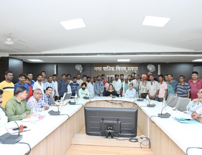 फुंडहर गौधाम में बारिश से गोवंश की सुरक्षा के लिए तत्काल तिरपाल लगाने के निर्देश