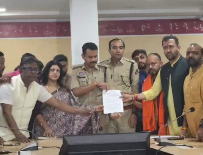 रायपुर महापौर मीनल चौबे के खिलाफ सोशल मीडिया पर अभद्र टिप्पणी, भाजपा पार्षद दल ने थाने में दर्ज कराई शिकायत