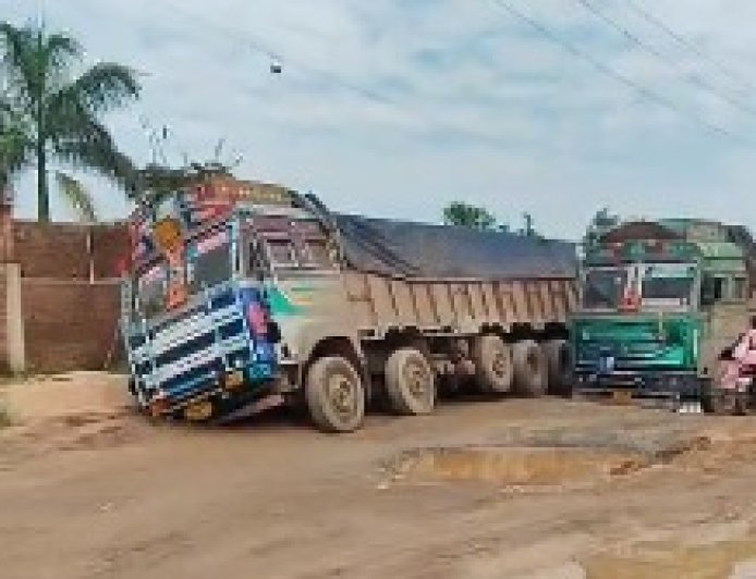 झलप में सड़क की बदहाली पर फूटा ग्रामीणों का गुस्सा, NH-53 पर किया चक्काजाम