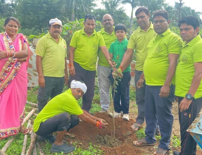 वृक्षारोपण के लिए अनुकूल मौसम, स्वच्छता अभियान टीम ने दिया पर्यावरण संरक्षण का संदेश