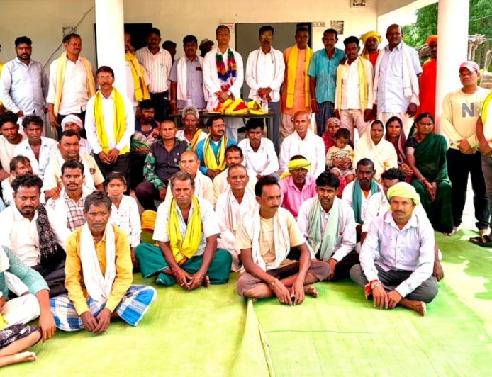 किसानों की खुशहाली के लिए राजा खड़ग राज कुमार सिंह ने सुतियापाट में की पूजा-अर्चना