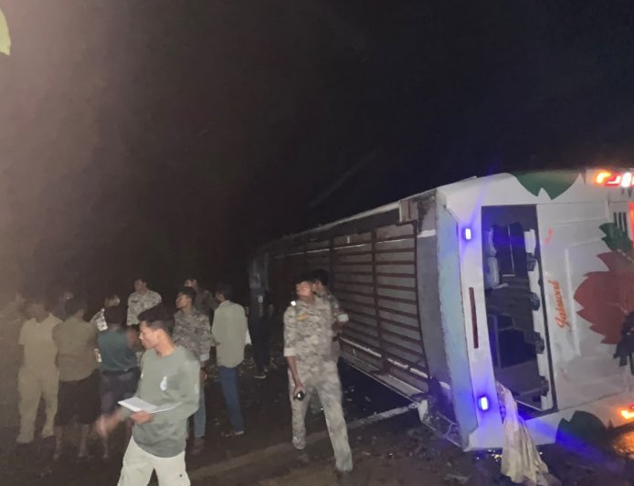 बालाघाट में नारायण बस पलटी, 45 यात्री थे सवार; अर्टिगा से टकराने के बाद हुआ हादसा