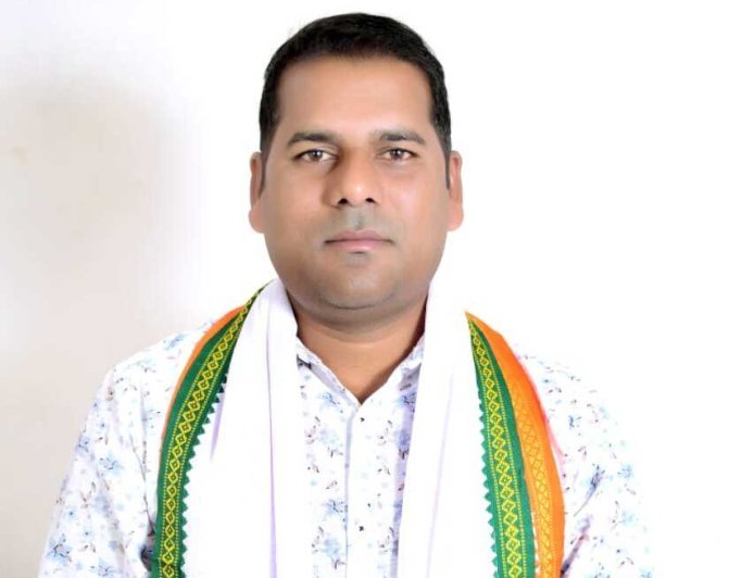 आशीर्वाद के दीये कार्यक्रम में जूते-चप्पल पहनकर दीप प्रज्वलन पर लोचन यादव ने उठाए सवाल