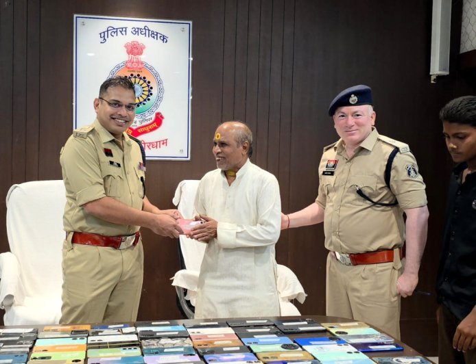 कबीरधाम साइबर पुलिस की बड़ी सफलता, 100 गुम मोबाइल बरामद; 25 लाख की संपत्ति मालिकों को लौटाई