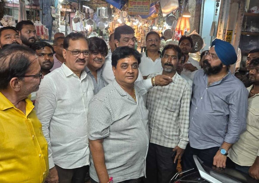 गोलबाजार के व्यापारियों की समस्याओं को लेकर चेम्बर पदाधिकारियों ने किया बाजार का मुआयना