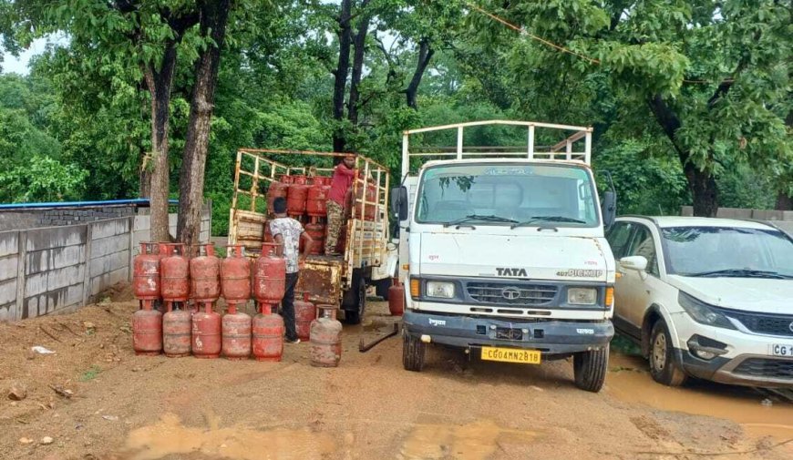 नगरी में HP गैस उपभोक्ताओं की बढ़ी परेशानी, टंकी लेने 3 किलोमीटर दूर जाना पड़ रहा, ग्रामीणों ने की सुविधा एक जगह देने की मांग