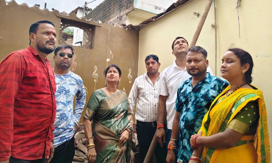 लगातार बारिश से कैलाश नगर में छानी वाले मकान की छत गिरी, महापौर अलका बाघमार ने मौके पर पहुंचकर लिया जायजा
