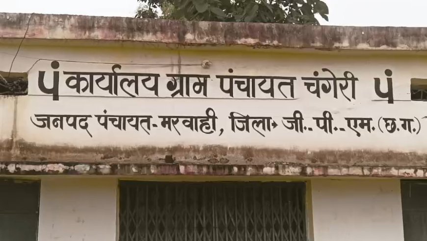 चंगेरी की सड़कों पर गंदगी और कीचड़ से ग्रामीण परेशान, स्कूली बच्चों की बढ़ी मुश्किलें