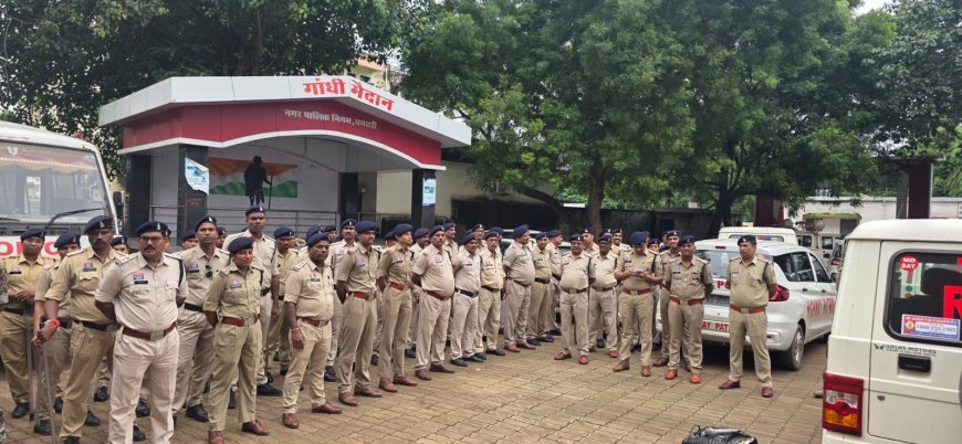 जन्माष्टमी और गणेशोत्सव को लेकर धमतरी में पुलिस का फ्लैग मार्च, असामाजिक तत्वों पर कड़ी कार्रवाई का संदेश