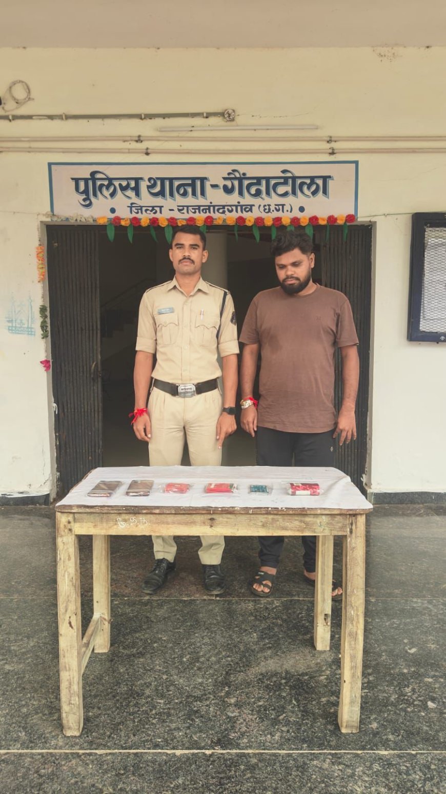 फर्जी SIM और बैंक खातों का खेल, 18 एक्टिवेटेड सिम और 4 ATM कार्ड के साथ फरार आरोपी गिरफ्तार