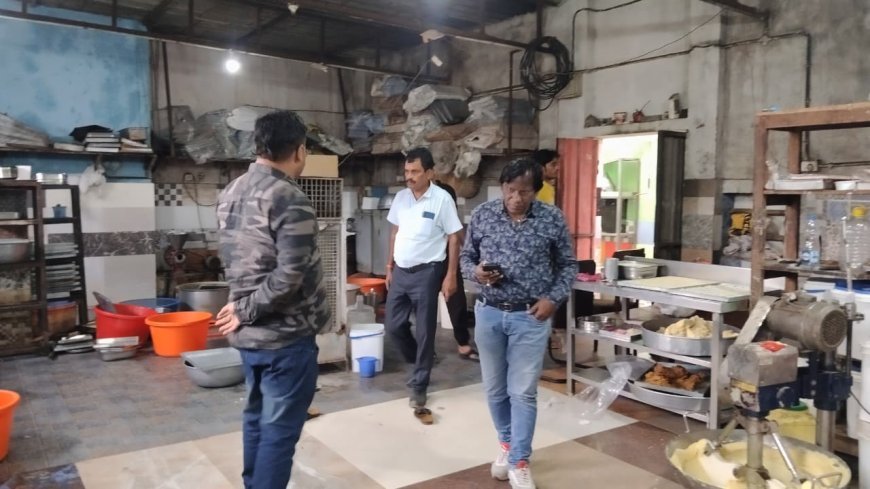 पचपेड़ीनाका में स्वच्छता जांच के दौरान निगम की कार्रवाई, मीठा महल पर 20 हजार और न्यू सुरुचि पर 2 हजार का ई-जुर्माना