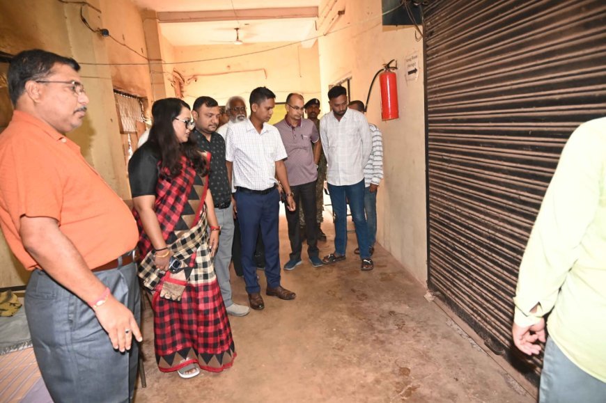 राजनीतिक दलों की मौजूदगी में कलेक्टर तुलिका प्रजापति ने किया स्ट्रांग रूम का निरीक्षण, ईवीएम सुरक्षा व्यवस्था का लिया जायजा