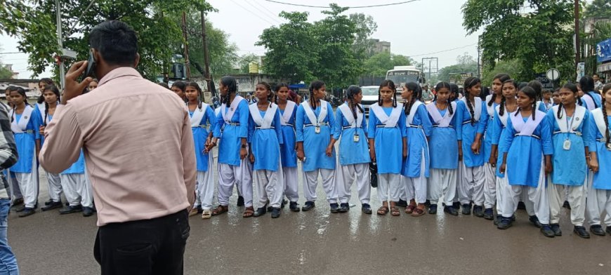 मुंगेली में शिक्षक की कमी से नाराज स्कूली बच्चों ने किया नेशनल हाईवे जाम, आश्वासन के बाद खुला चक्काजाम