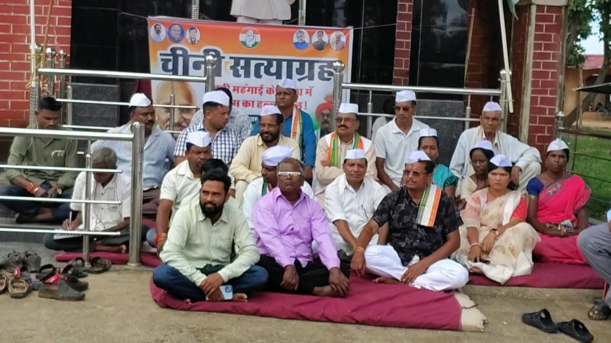 बलरामपुर में महंगाई और कालाबाजारी के खिलाफ कांग्रेस का हल्ला बोल, सफेद टोपी पहनकर सत्याग्रह पर बैठे कार्यकर्ता
