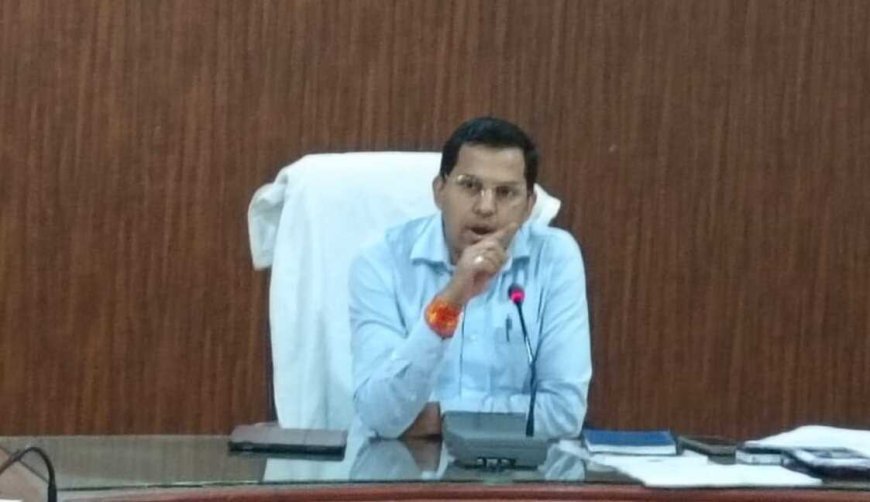 निर्माण कार्यों में लापरवाही पर होगी कड़ी कार्रवाई, सीईओ अभिषेक अग्रवाल ने मैदानी कर्मचारियों को लगाई फटकार