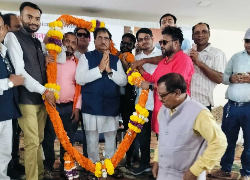 अशोक बजाज के जन्मदिन पर नामदेव समाज ने किया आत्मीय अभिनंदन, शाल-श्रीफल भेंट कर दी शुभकामनाएं