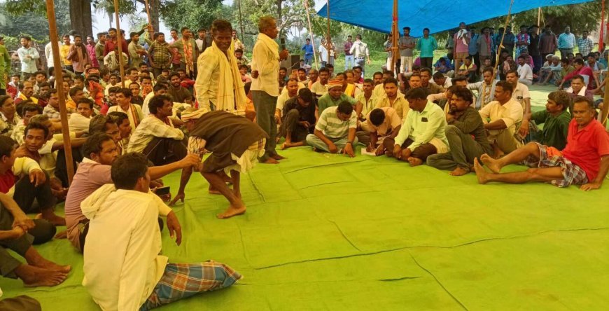 बंडा परगना के 44 गांवों के सामने आलोर में परिवार की मूल धर्म में वापसी, पारंपरिक रीति-रिवाजों से हुआ आयोजन