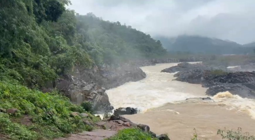 नक्सल दहशत से पर्यटन तक सातधार का सफर, बारिश में सैलानियों से गुलजार हुआ जलप्रपात